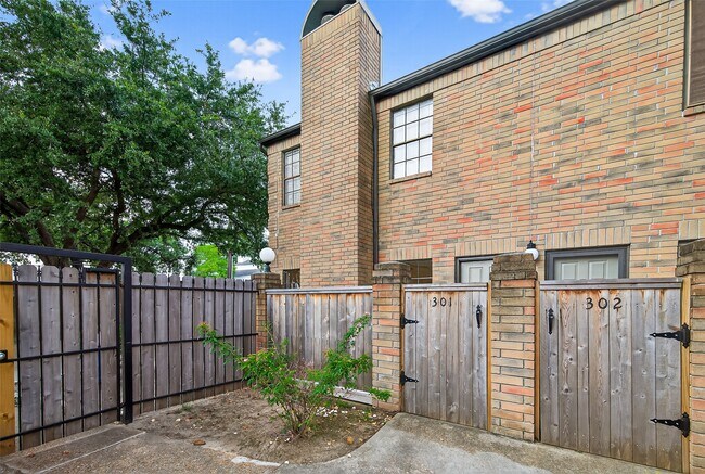 Building Photo - 9850 Pagewood Ln