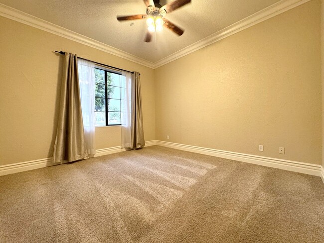 Building Photo - AVAILABLE NOW!!! DOWNSTAIRS 1 Bedroom 1 Ba...