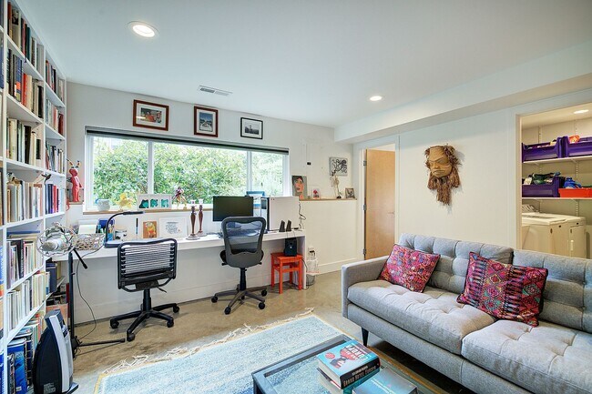 Building Photo - 4Bd/2.5Ba Seattle Home