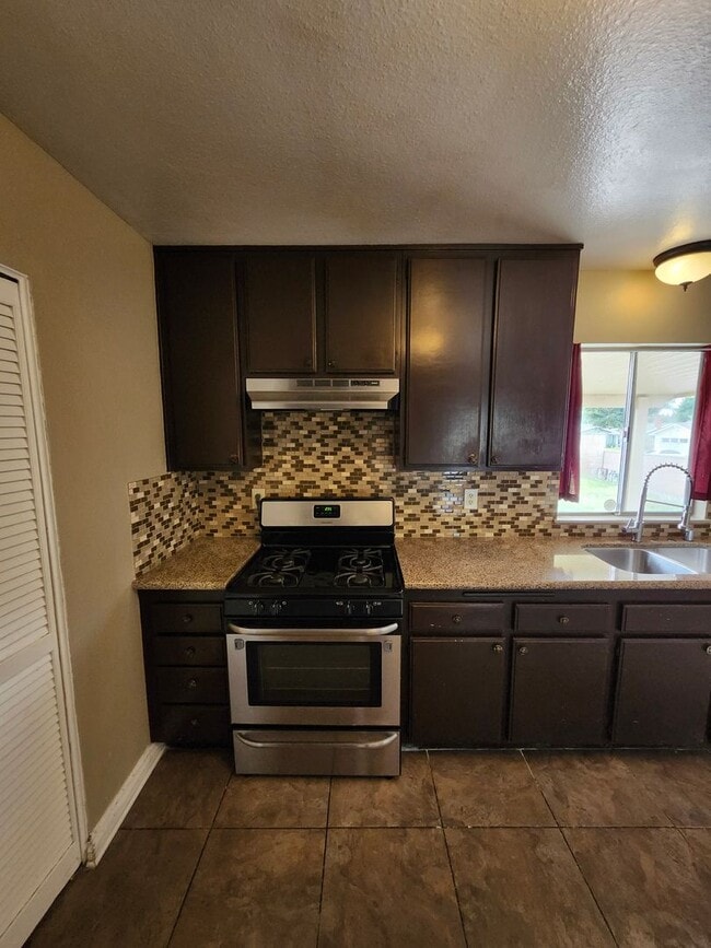 Building Photo - Inviting 3-Bedroom Home