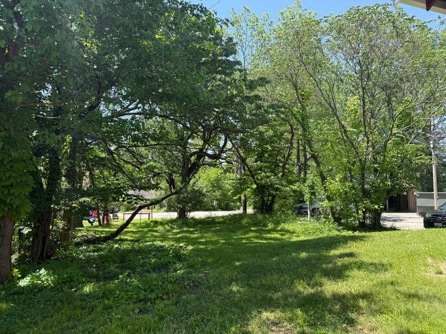 Building Photo - Large 4 Bed/2 Bath House in Quiet Neighbor...
