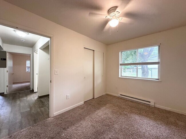Building Photo - 2 Bedroom 1 Bath with utilities included!