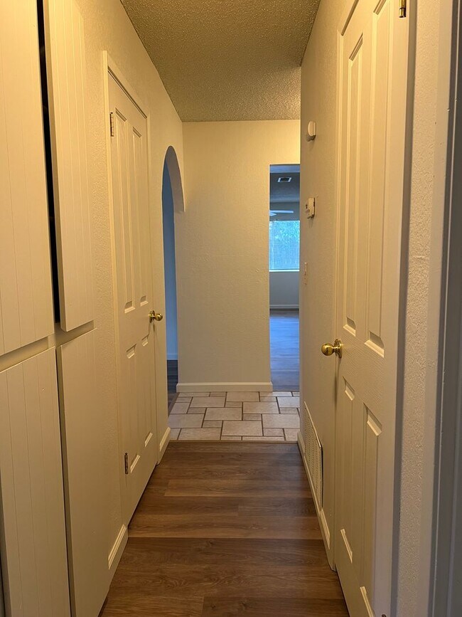 Building Photo - Darling 3 Bedroom House!!