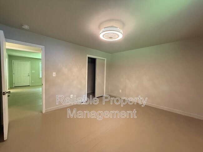 Building Photo - 727 Locust Ln