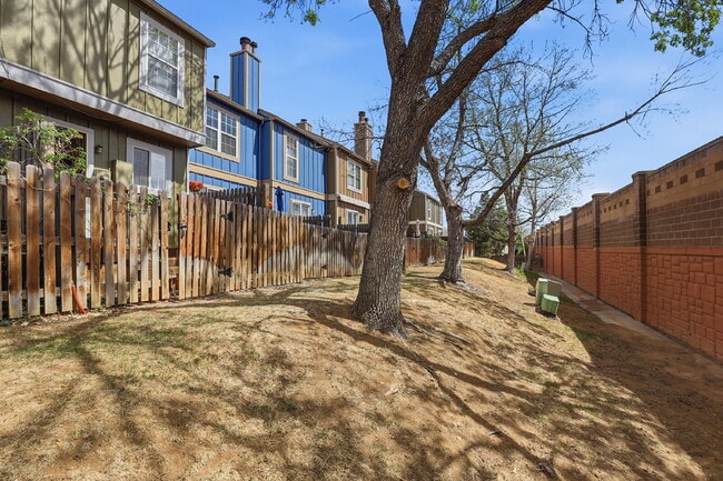 Building Photo - $2,045.95 - 2 Bed, 1.5 Bath Townhome in Centennial with Pool Access