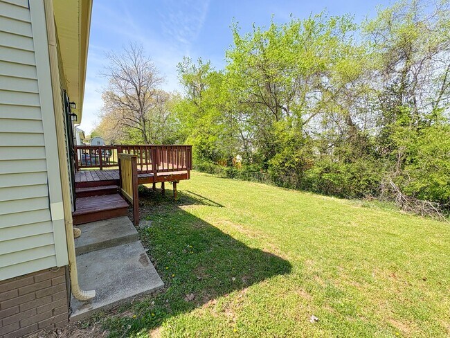 Building Photo - 3 Bedroom 2 Bathroom Home