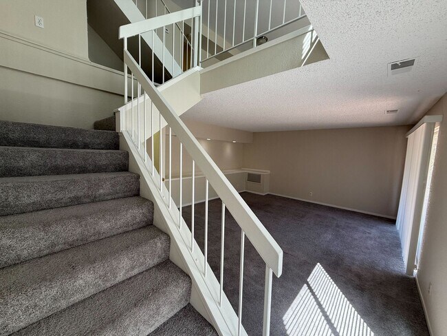 Building Photo - 3 Bed 2.5 Bath Available NOW!!! 2 Car Gara...
