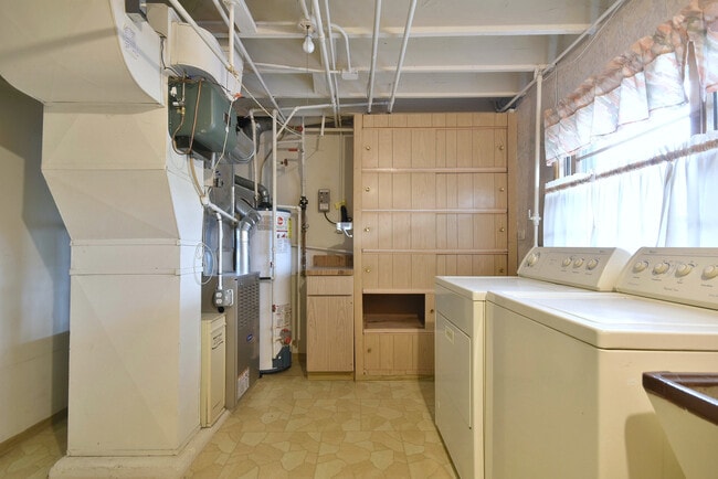 Building Photo - 8006 W Courtland Ave