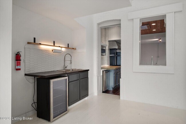 Building Photo - 902 E Jefferson St