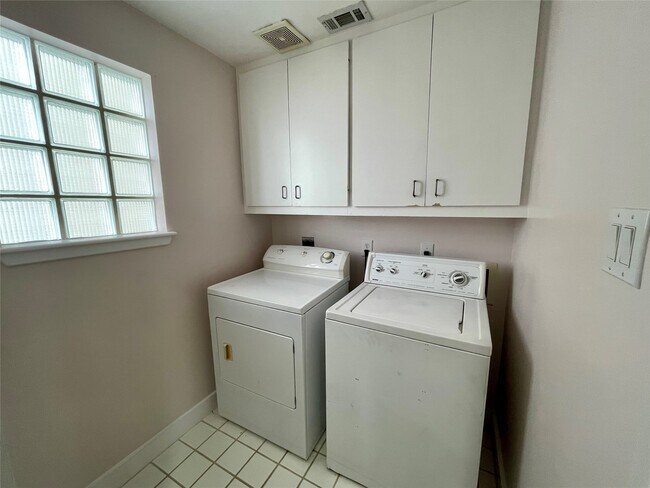 Building Photo - 5901 Fairdale Ln