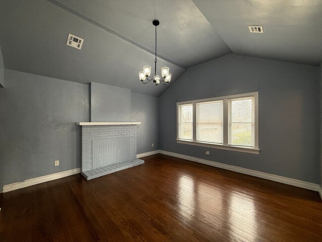 Building Photo - Charming Living in the Heart of Historic M...