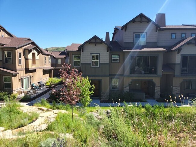 Building Photo - Convenient Park's Edge Townhouse