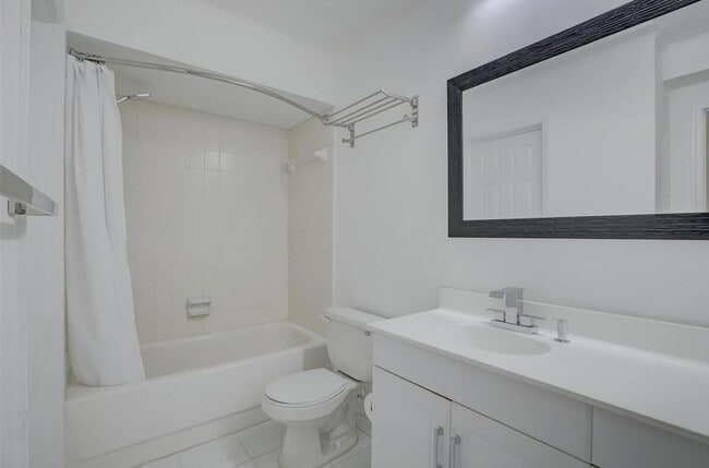 Building Photo - 3040 NE 16th Ave