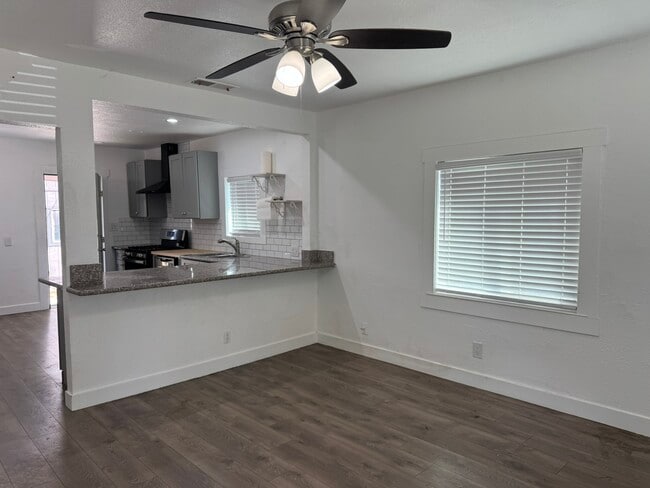 Building Photo - 1532 N Calaveras St