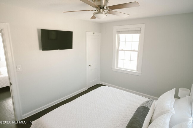 Building Photo - 212 Oak St