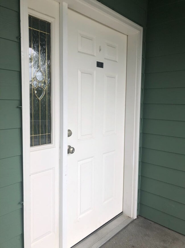 Building Photo - 2 Bedroom, 2 Bathroom Condo with Convenien...
