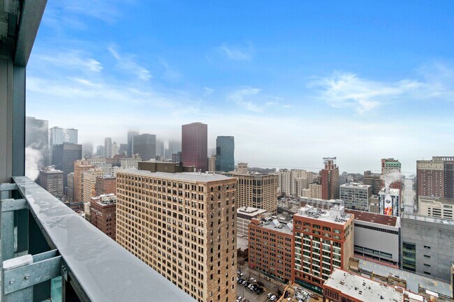 Building Photo - 643 S Clark St