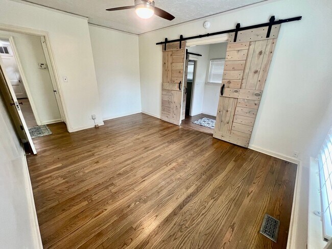 Building Photo - Move-in Ready Brookside Bungalow!