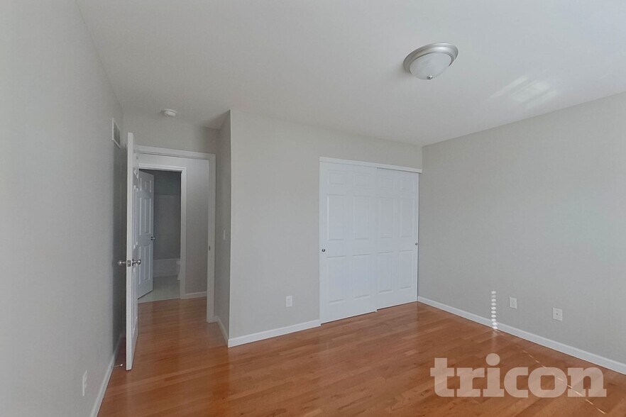 Building Photo - 935 Squirrels Nest Ct