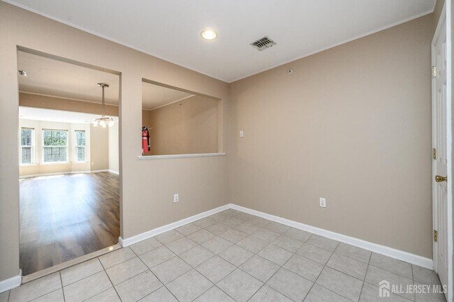 Building Photo - 303 Pinelli Dr