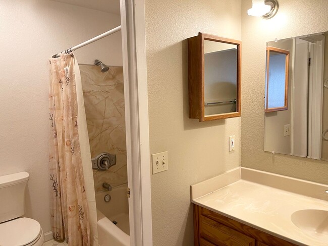 Building Photo - Centrally Located 3 Bedroom Duplex in Windsor with a Single Car Garage!