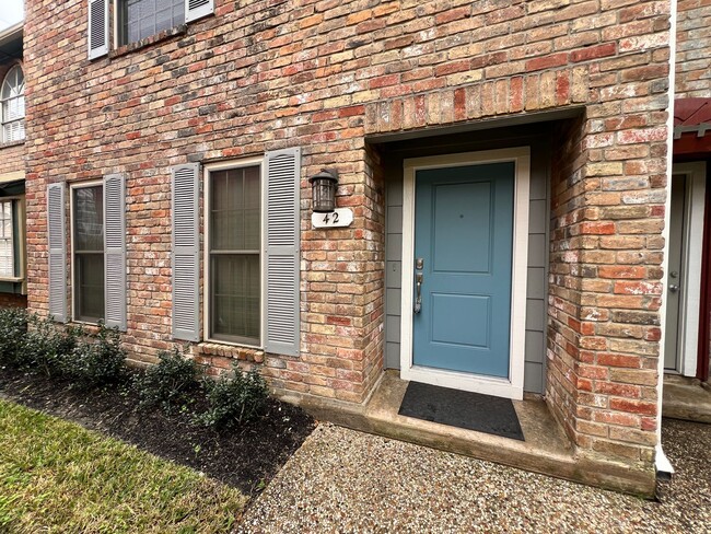 Building Photo - 3 Bedroom 2.5 Bath Townhome near Memorial ...