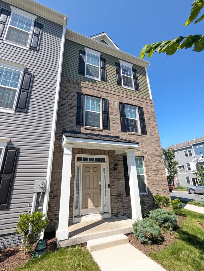 Building Photo - END UNIT newer build in ideal Frederick lo...