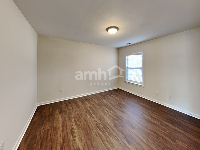 Building Photo - 407 Pinoak Dr