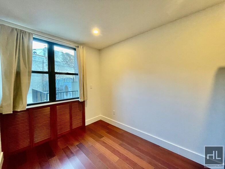 Building Photo - 28 AVENUE