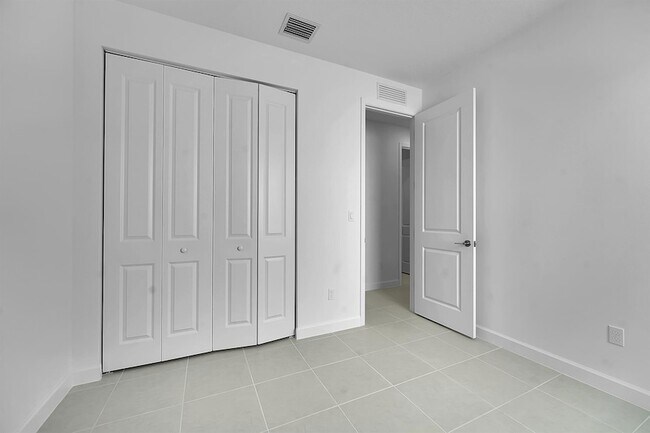 Building Photo - 3462 Cedar Grv Dr