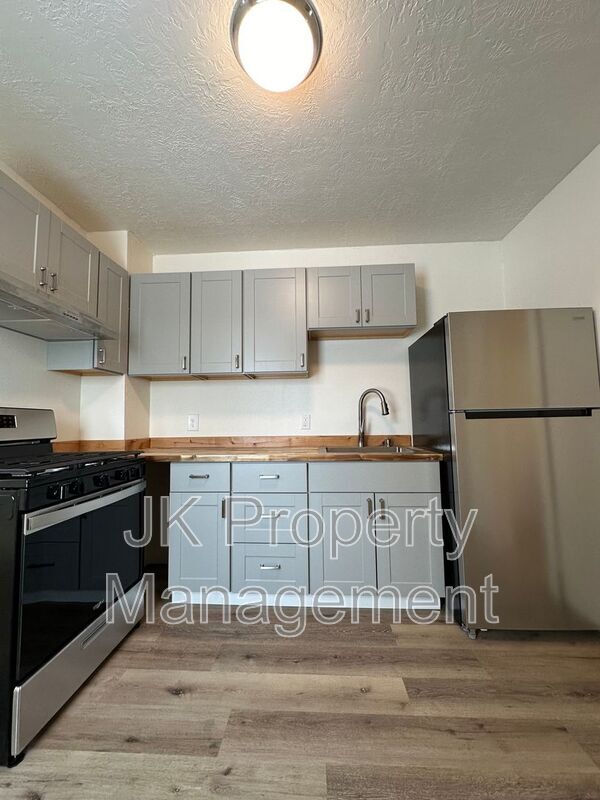 Building Photo - 615 8th Ave S