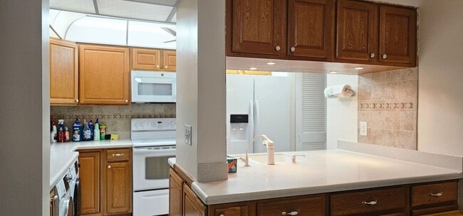 Building Photo - Riverfront Community Resort Style 2/2 Condo