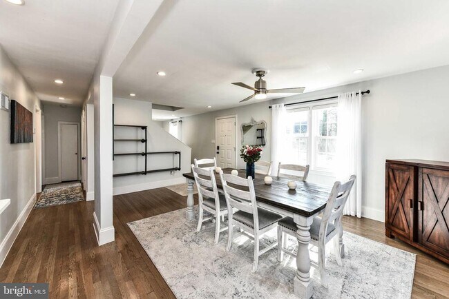 Building Photo - 7308 Poplar Ct