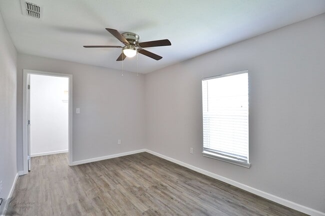 Building Photo - 3 bed, 2 bath, updated with all appliances provided!