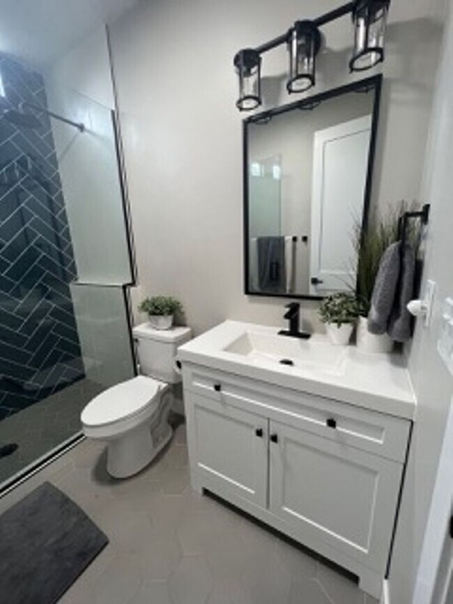 Building Photo - Very Spacious 6 bedroom home with amazing ...
