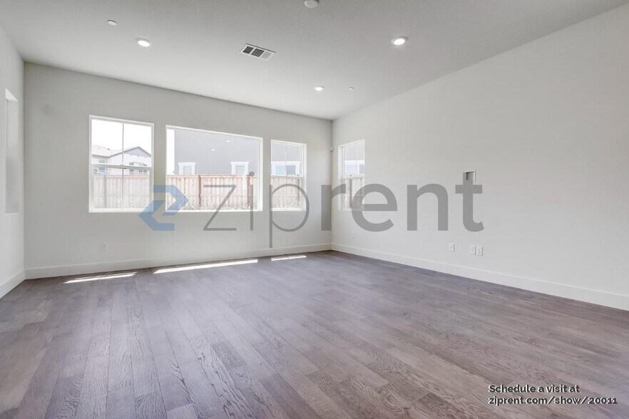 Building Photo - Unit