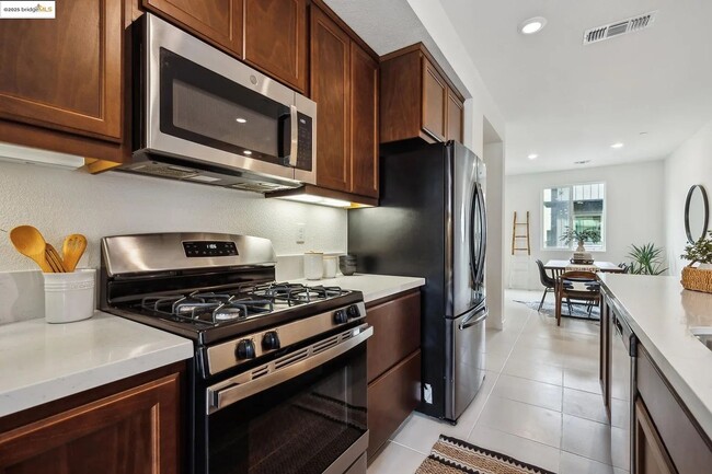 Building Photo - Modern 2+ Bedroom, 2++ Bathroom Living in ...