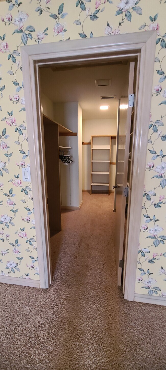 Building Photo - 1460 West Alex Bell Road