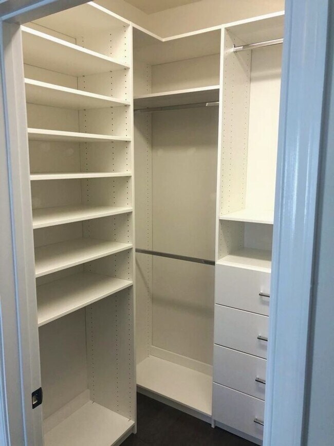 Building Photo - Stunning 4 bedroom 3.5 bath townhome locat...