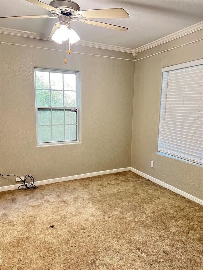 Building Photo - 2012 Maxwell Ln