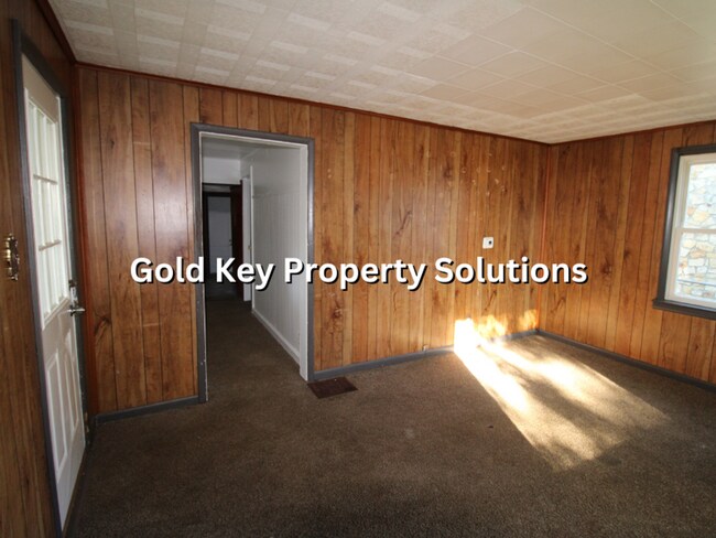 Building Photo - Cute 2 BR 1 BA House with Enclosed Porch a...