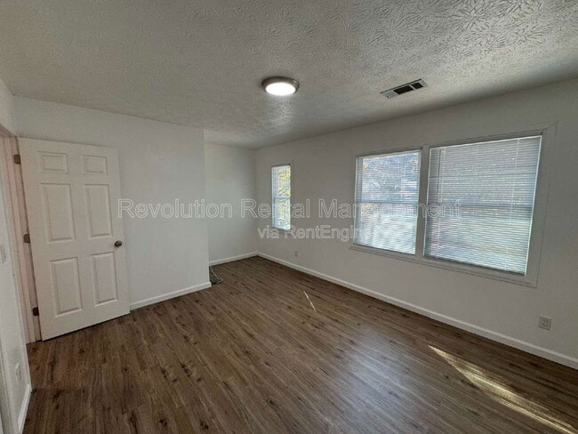 Building Photo - 1301 Sweet Pine Dr