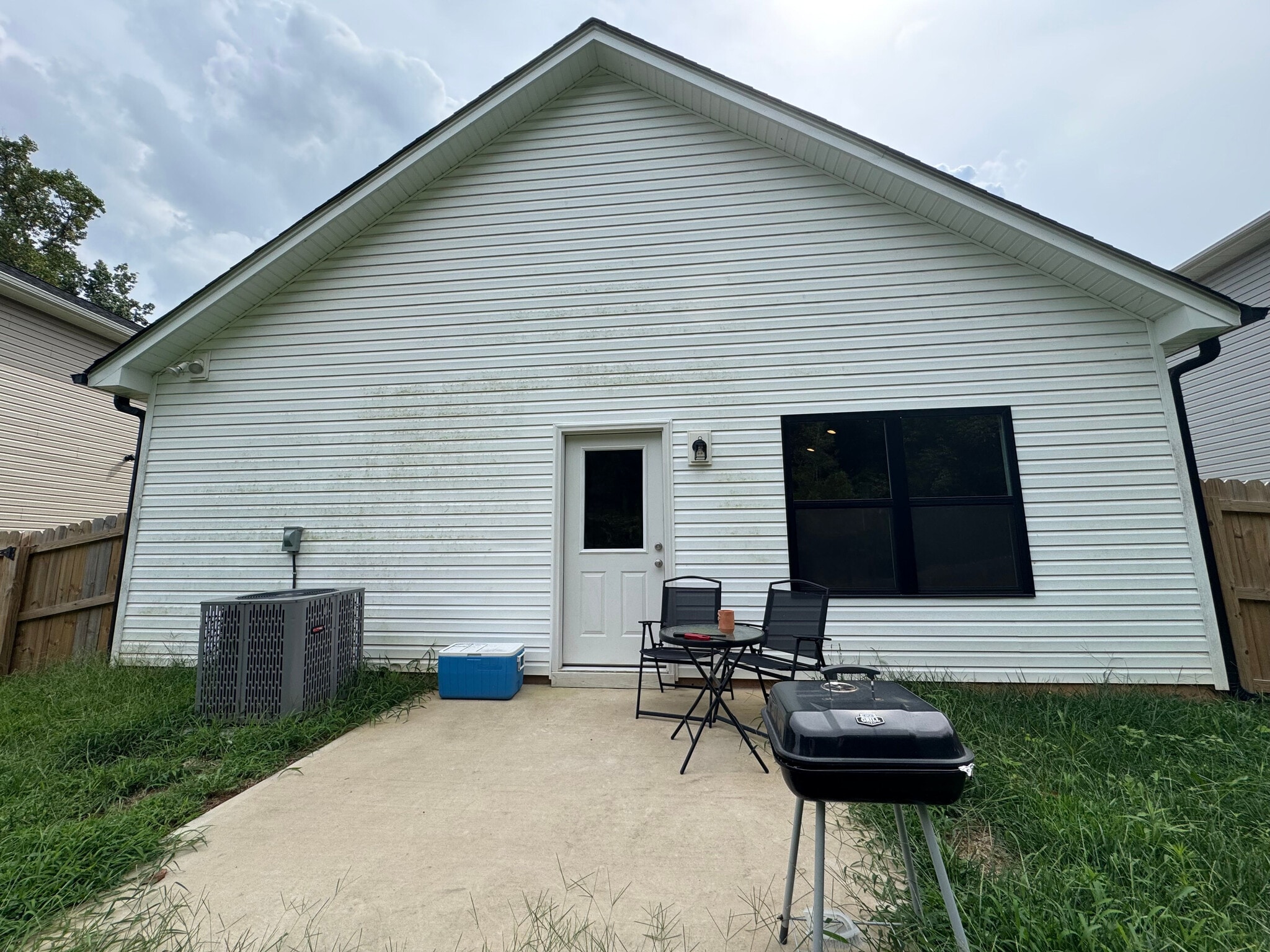 Building Photo - Room in Single Family Home on Oakwood Rd