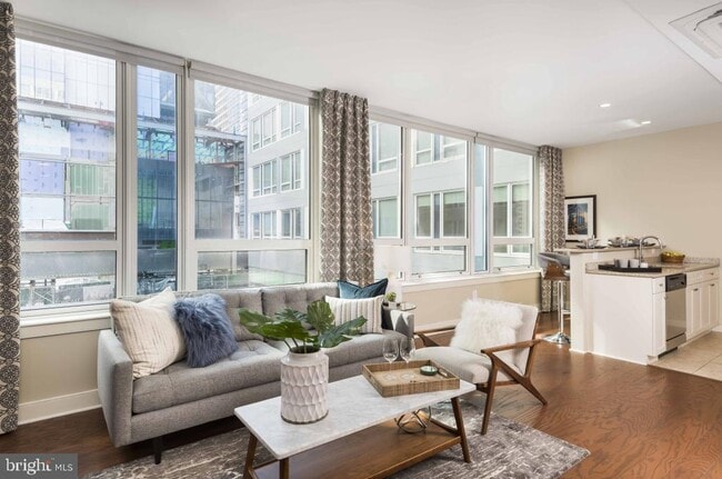 Building Photo - 2000-24-1924 Arch St