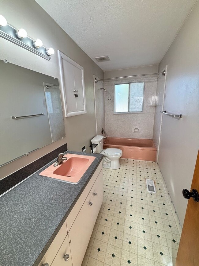 Building Photo - 4 Weeks Free Living! Cozy 3 Bed Home with ...