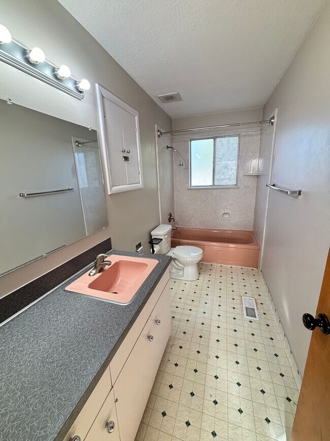 Building Photo - Haunt Down This Deal – 4 Weeks Free on Coz...