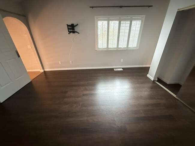 Building Photo - 533 Bustos Pl