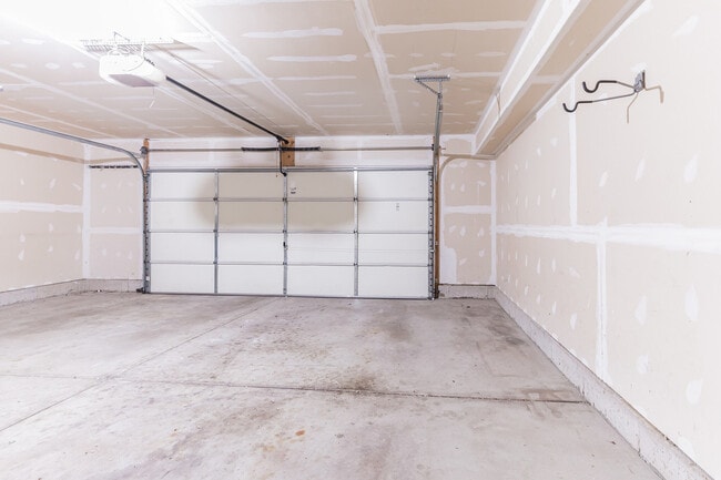 Building Photo - 660 Grosvenor Ln