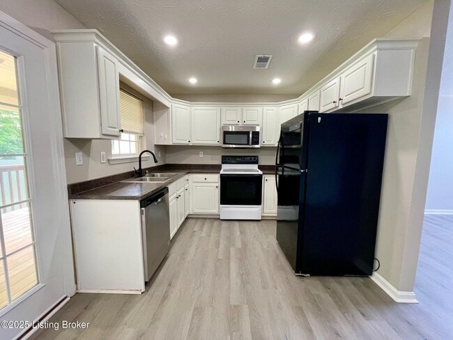Building Photo - 11115 Meadow Chase Ct