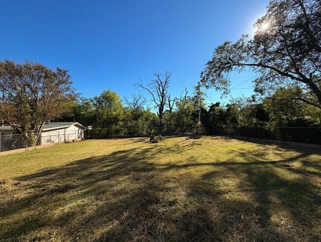 Building Photo - 1512 W Day St